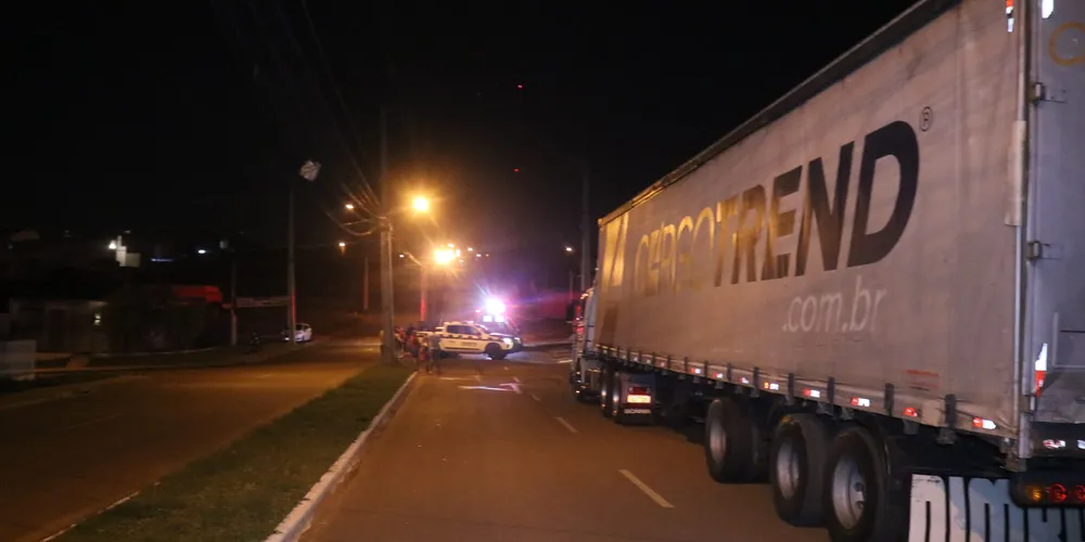 Acidente envolvendo carro e moto aconteceu na madrugada desta quinta-feira (26), em Ponta Grossa