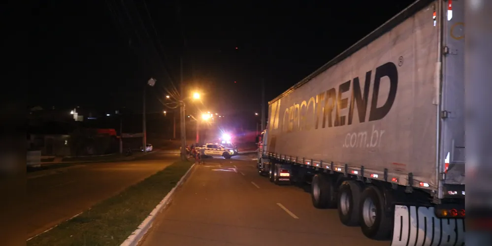 Acidente envolvendo carro e moto aconteceu na madrugada desta quinta-feira (26), em Ponta Grossa