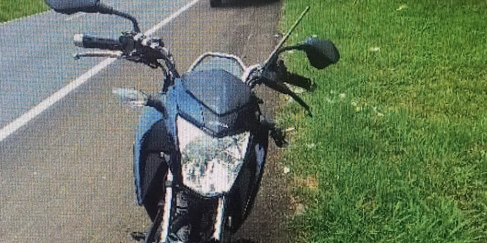 Jovens ficaram feridos após caírem da motocicleta nessa quarta-feira (23), na PR-151