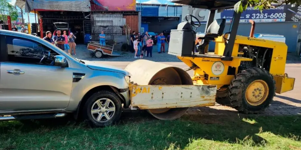 Câmera de segurança flagrou momento em que máquina atingiu e prensou carros estacionados contra árvores no bairro Orleans