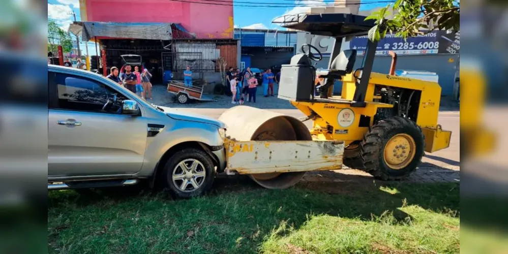 Câmera de segurança flagrou momento em que máquina atingiu e prensou carros estacionados contra árvores no bairro Orleans