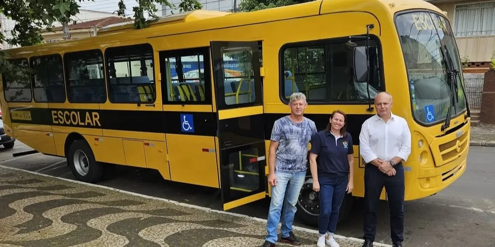 Com capacidade para 44 alunos, o veículo é 100% acessível