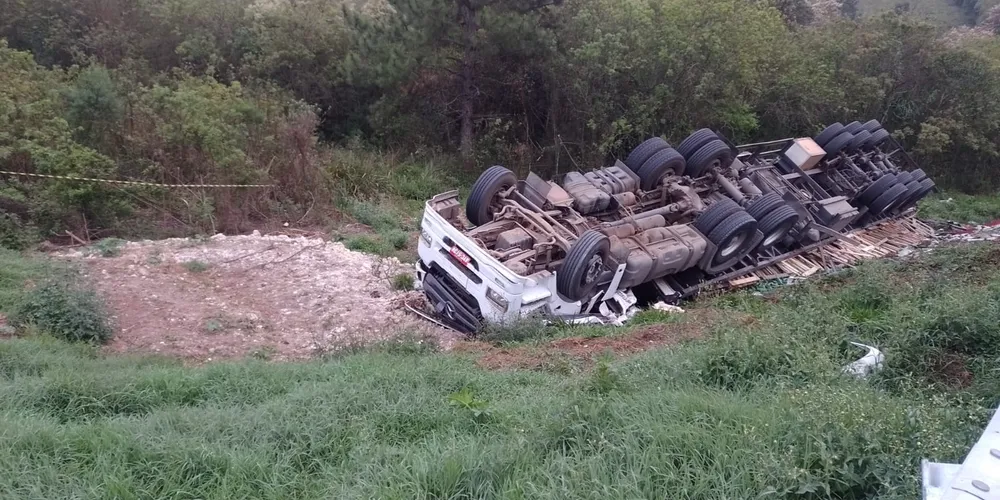 Condutor morre em acidente com caminhão em Piraí do Sul, nesta quarta-feira (09)