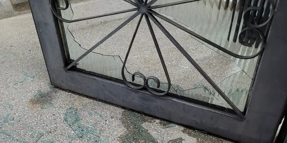 Neto quebra vidro de porta para tentar invadir apartamento da avó