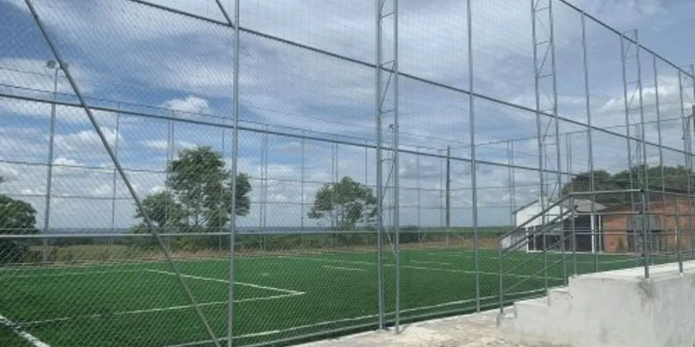 O espaço esportivo recebeu arquibancada, tela, estrutura de metal e grama sintética