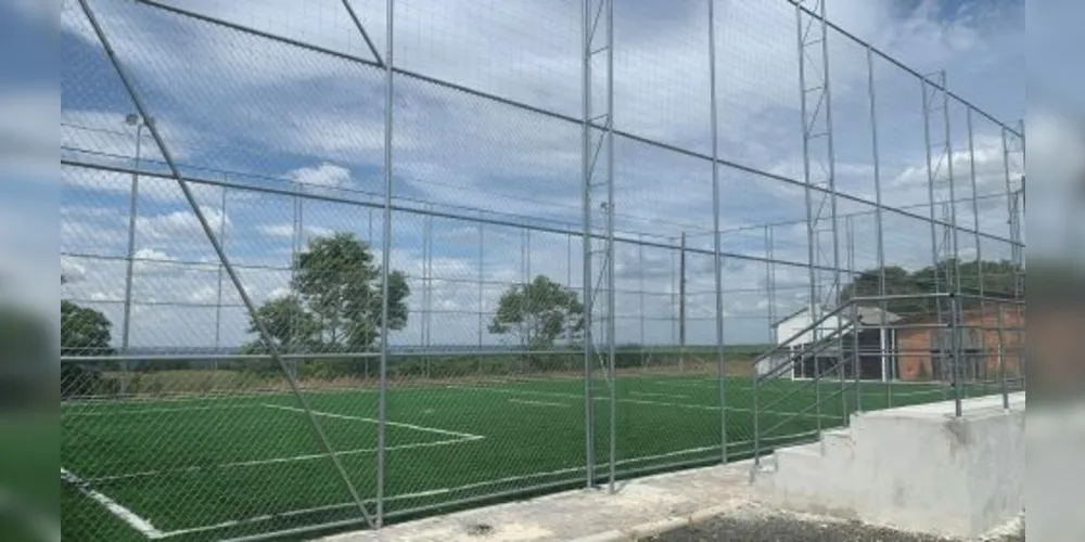 O espaço esportivo recebeu arquibancada, tela, estrutura de metal e grama sintética