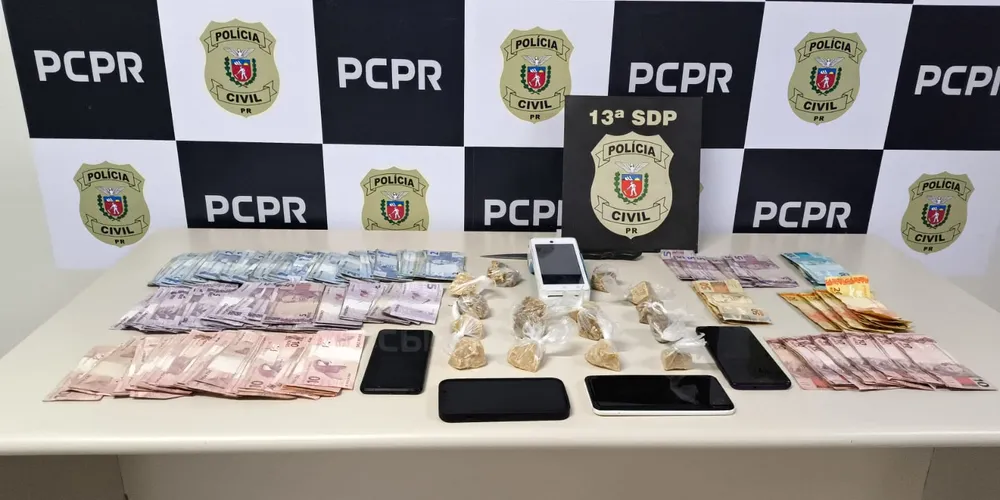 Durante a busca, os agentes apreenderam aproximadamente meio quilo de crack que estava sendo preparado pelos traficantes no momento da chegada das equipes