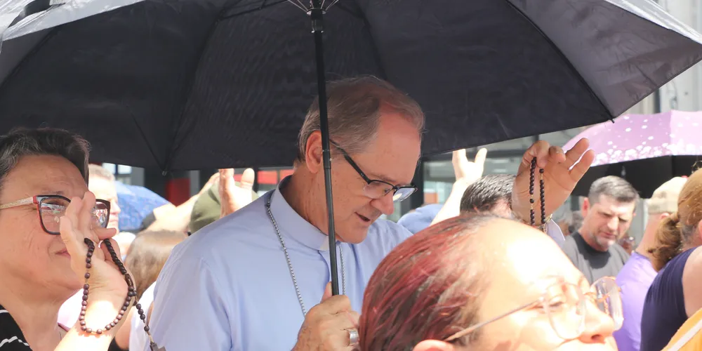 O bispo andou com o rosário em mãos, rezando e cantando junto com todos os peregrinos