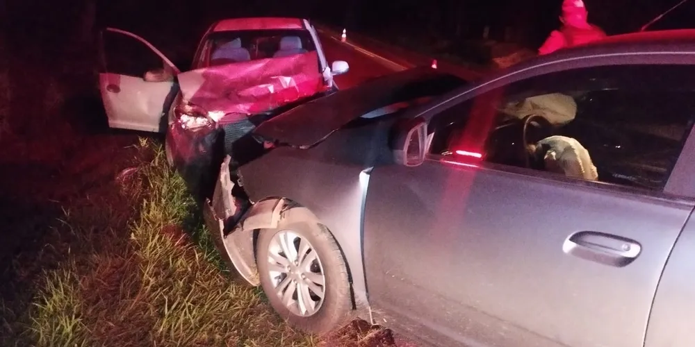 Colisão frontal envolveu dois carros no começo da noite dessa segunda-feira (14), na PR-160