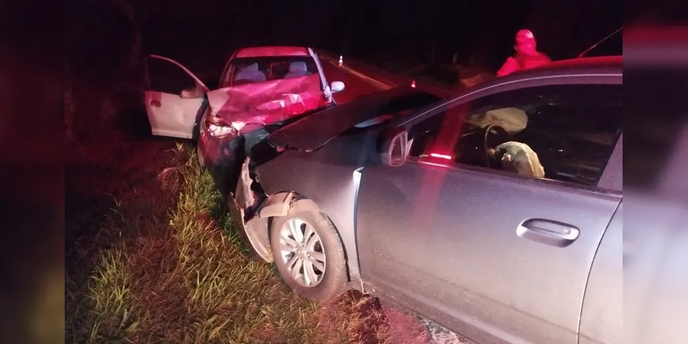 Colisão frontal envolveu dois carros no começo da noite dessa segunda-feira (14), na PR-160