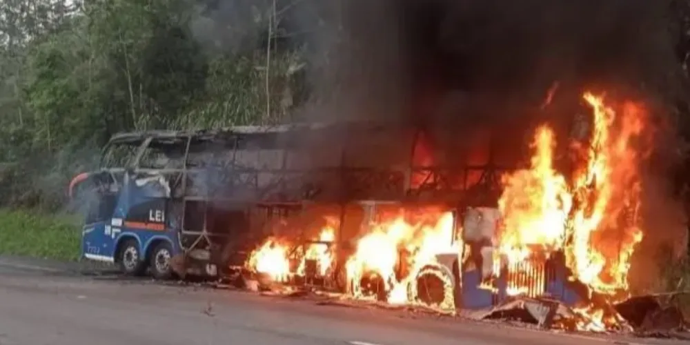 Veículo ficou totalmente destruído pelas chamas