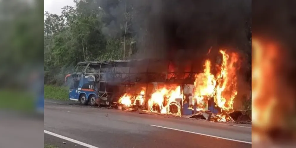 Veículo ficou totalmente destruído pelas chamas