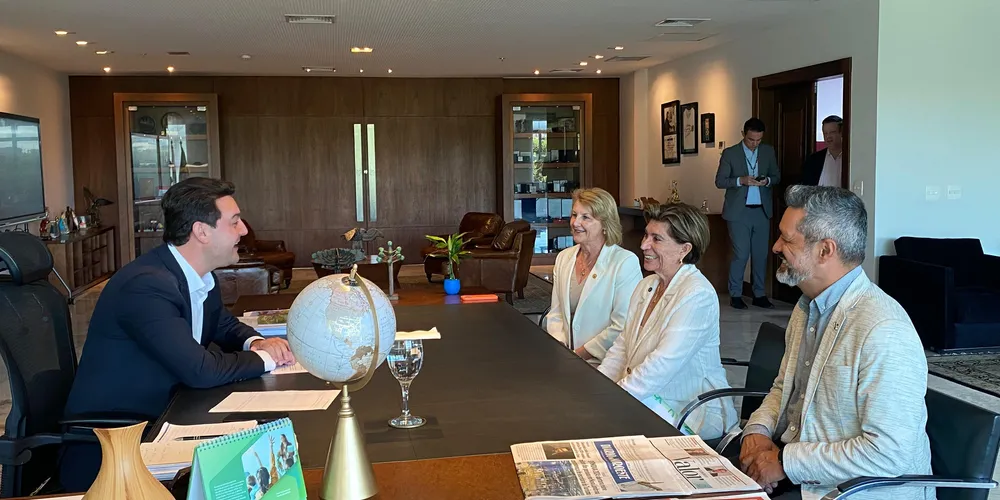 Ratinho Junior dialoga com Elizabeth Schmidt no Palácio do Iguaçu. Prefeita esteve acompanhada do vice-prefeito eleito Pastor Moisés Faria e da deputada estadual Márcia Huçulak