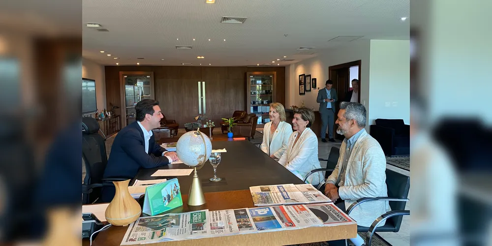 Ratinho Junior dialoga com Elizabeth Schmidt no Palácio do Iguaçu. Prefeita esteve acompanhada do vice-prefeito eleito Pastor Moisés Faria e da deputada estadual Márcia Huçulak