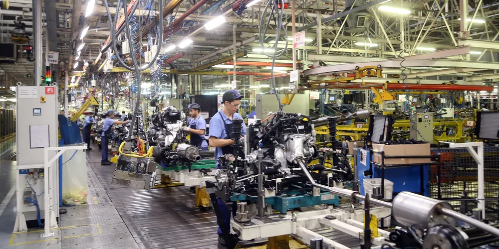 Fabricação de produtos derivados de petróleo e biocombustíveis, máquinas e aparelhos elétricos puxaram a alta