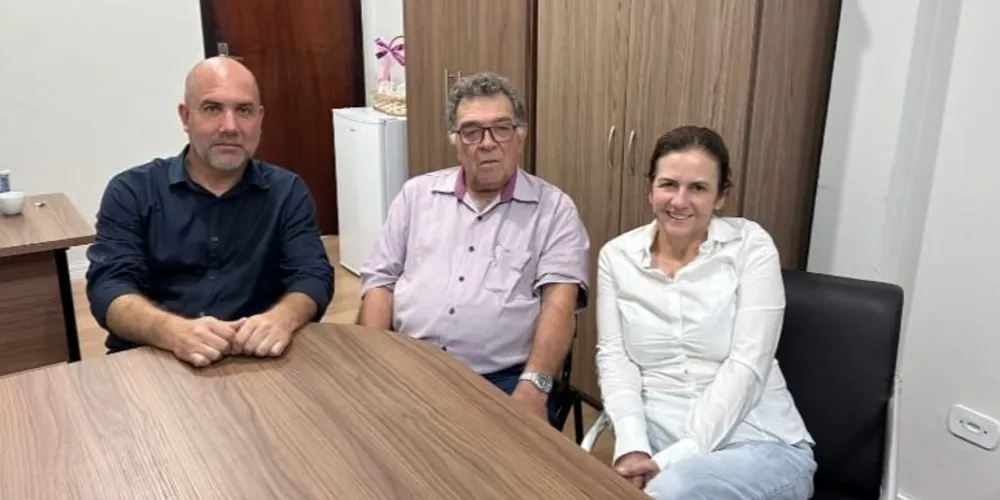 O vice-prefeito eleito, Jefferson Abreu, o atual prefeito, Dr. Márcio, e a prefeita eleita, Rita Araújo, realizaram uma reunião nesta terça-feira (12)