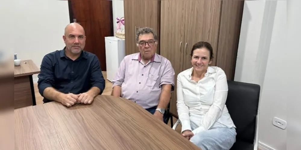 O vice-prefeito eleito, Jefferson Abreu, o atual prefeito, Dr. Márcio, e a prefeita eleita, Rita Araújo, realizaram uma reunião nesta terça-feira (12)