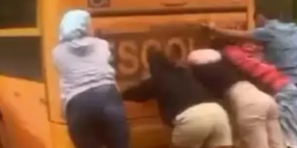 O ônibus escolar que os transportava para a cidade de Novo Acordo, local da prova, atolou em uma estrada de terra