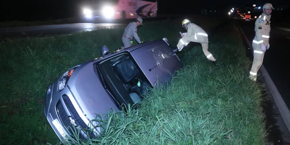 Carro capota na BR-376 e condutor é levado para UPA em Ponta Grossa