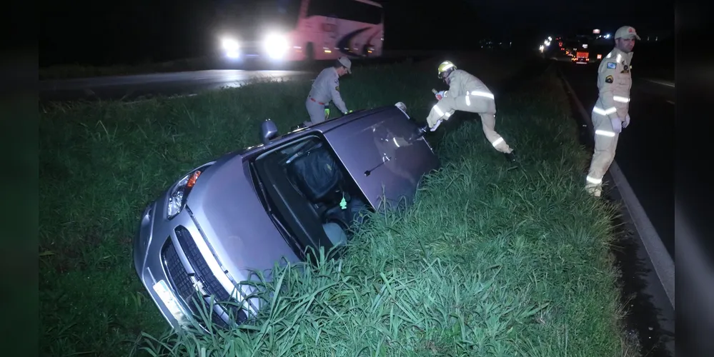 Carro capota na BR-376 e condutor é levado para UPA em Ponta Grossa