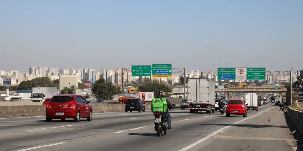O movimento nas pistas e no acostamento da rodovia Presidente Dutra aumenta todos os anos perto do feriado de 12 de outubro
