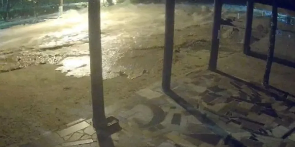 O caso foi registrado na madrugada desta segunda-feira (2)

... Leia mais no texto original: (https://jornalrazao.com/meioambiente/tsunami-meteorologico-causa-destruicao-no-litoral-sul-de-sc/)