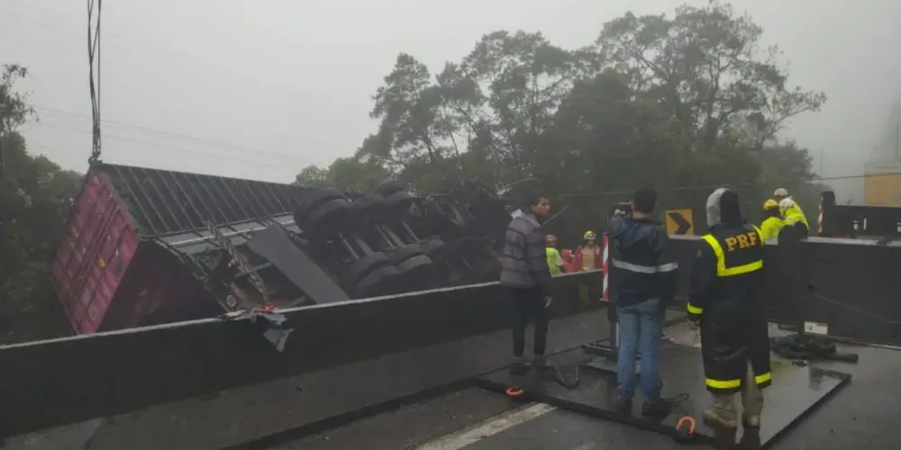 Carreta tomba sobre van e mata pelo menos seis pessoas na BR-376, em Guaratuba