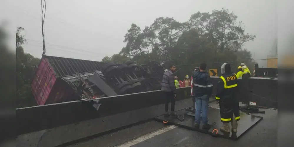 Carreta tomba sobre van e mata pelo menos seis pessoas na BR-376, em Guaratuba