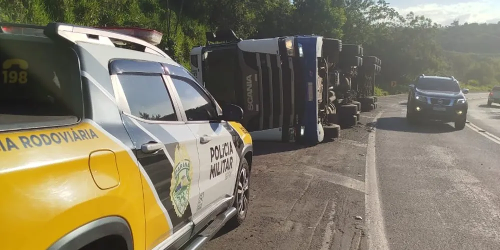 Caminhão tombou na PR-239, em Sengés, nos Campos Gerais, nesse domingo (17)