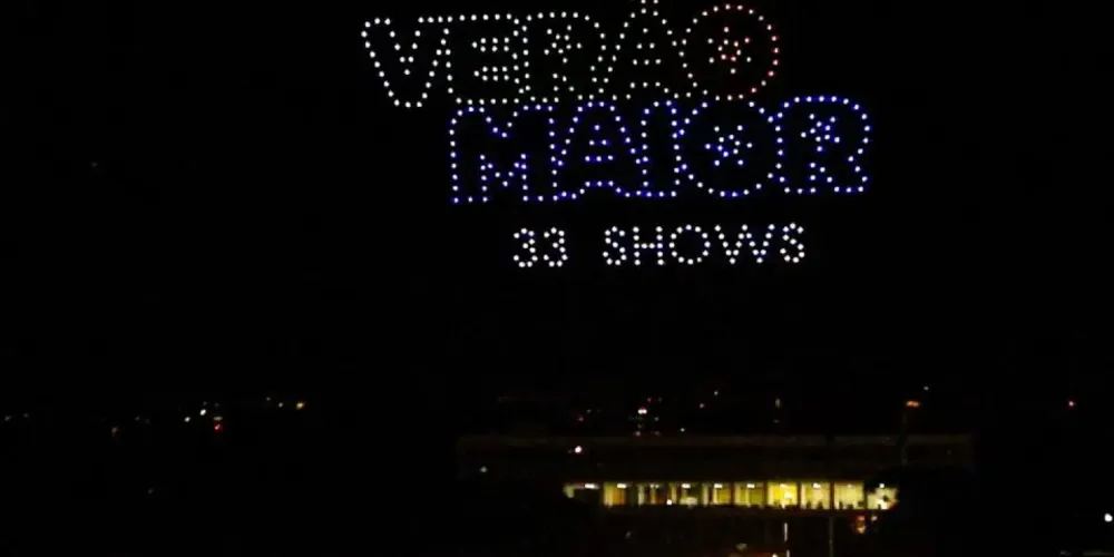 Mais de 600 drones iluminaram o céu de Curitiba para anunciar os shows nacionais que vão levantar o público no litoral do Paraná