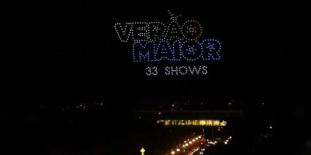 Mais de 600 drones iluminaram o céu de Curitiba para anunciar os shows nacionais que vão levantar o público no litoral do Paraná