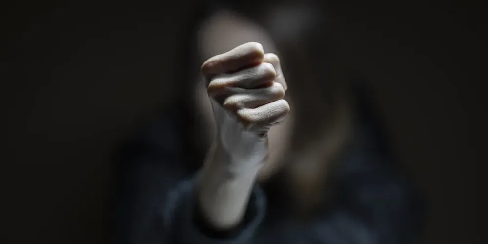 Vizinho dá socos na parede todo dia e morador chama a PM