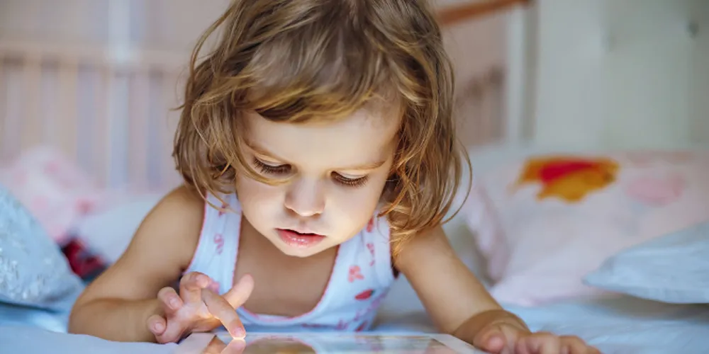 Pesquisa revela que um terço das crianças brasileiras de até 5 anos ultrapassa o tempo recomendado em frente às telas