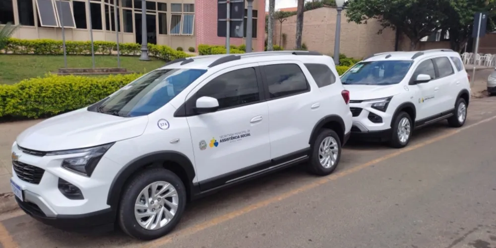 Veículos foram expostos em frente a Prefeitura