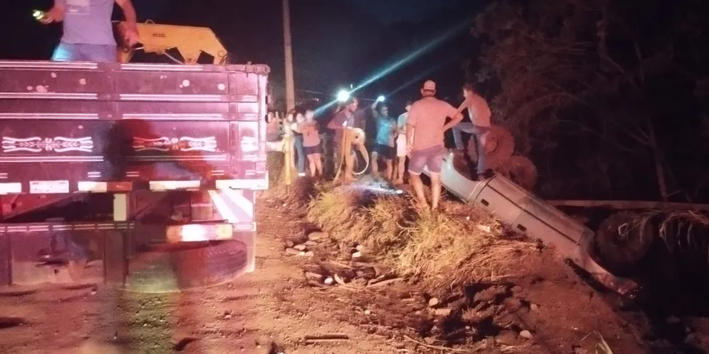 Caminhonete capota e condutor fica ferido em Reserva, nos Campos Gerais