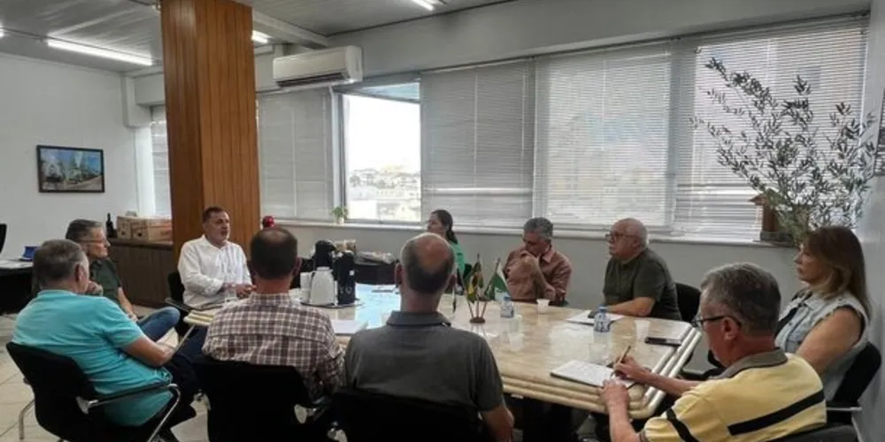 A reunião aconteceu no gabinete do prefeito, e marcou o primeiro contato formal entre as equipes