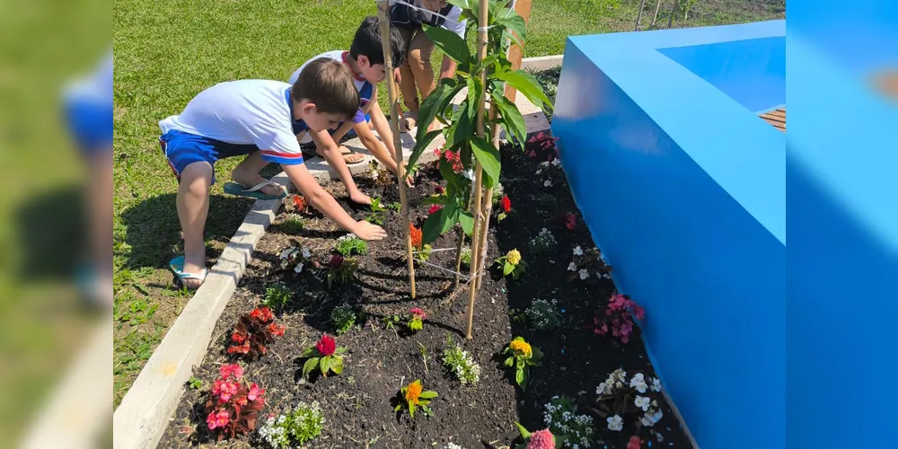 Educação ambiental: escola de União da Vitória recebe Jardim de Água e Mel da Sanepar