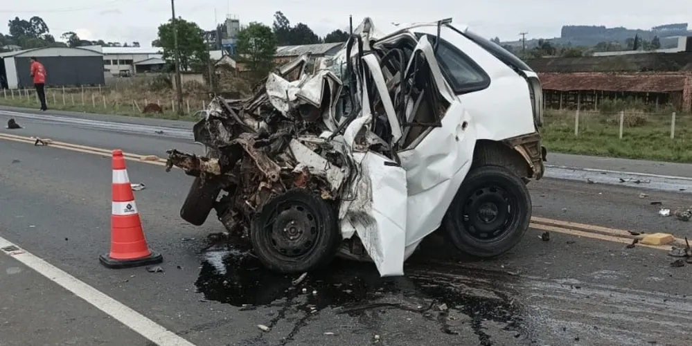Veículo ficou totalmente destruído após o grave acidente