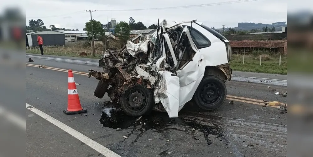 Veículo ficou totalmente destruído após o grave acidente