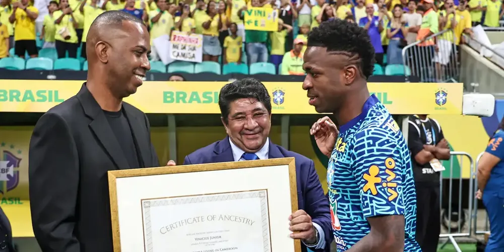 Vinícius Júnior recebe certificado de ancestralidade antes de entrar em ação pela Seleção Brasileira diante do Uruguai