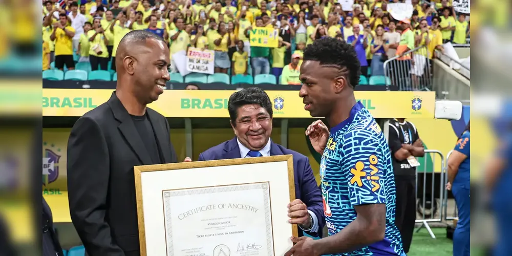 Vinícius Júnior recebe certificado de ancestralidade antes de entrar em ação pela Seleção Brasileira diante do Uruguai