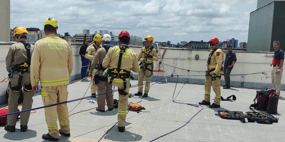 A equipe de bombeiros foi acionada após a funcionária perceber o acidente