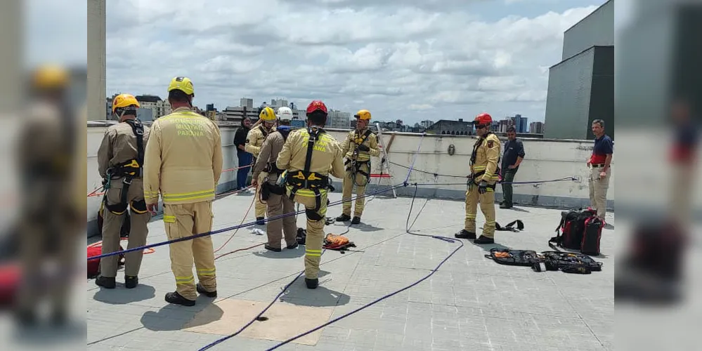 A equipe de bombeiros foi acionada após a funcionária perceber o acidente