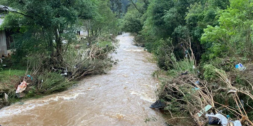A força da água danificou muitas ruas, destruindo parte do asfalto e causando o desmoronamento de muros