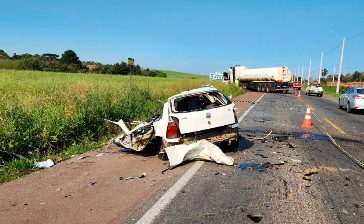 Veículo ficou totalmente destruído após o acidente