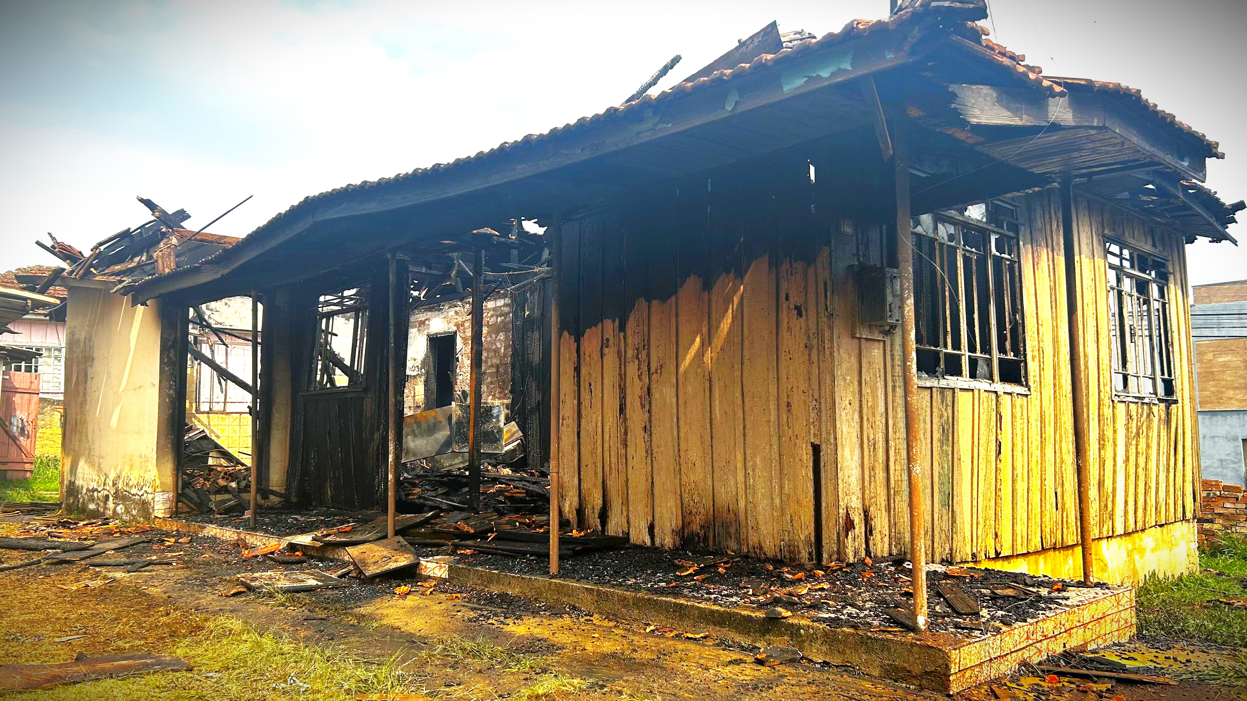 Casa ficou destruída após o incêndio