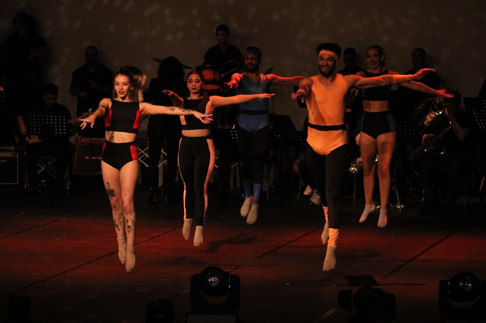 Grupo Municipal de Dança realizou a abertura do festival no Cine Teatro Ópera