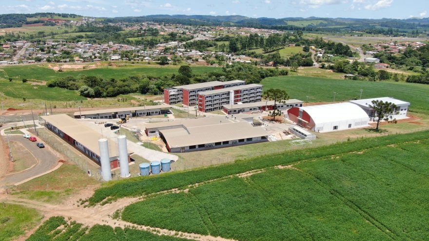 A escola possui infraestrutura completa, incluindo salas de aula, laboratórios, refeitório, quadra poliesportiva e área de lazer