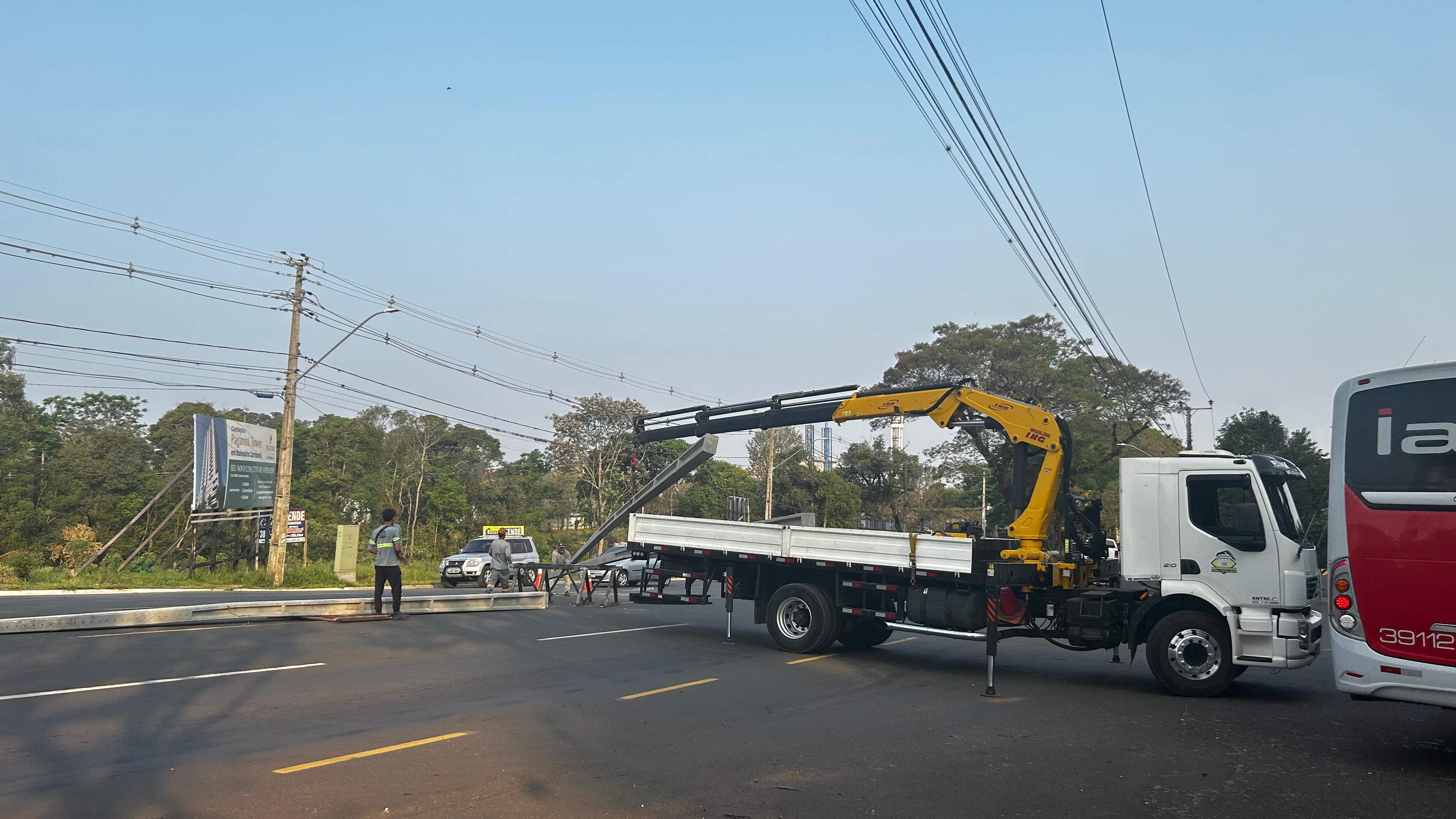 O próprio veículo de transporte realizou a retirada do objeto da pista