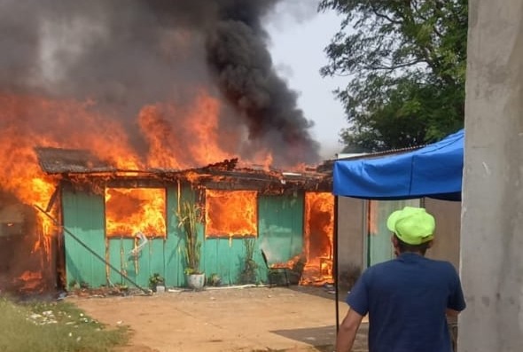 O incêndio teria começado na fiação elétrica, na parte de cima da casa